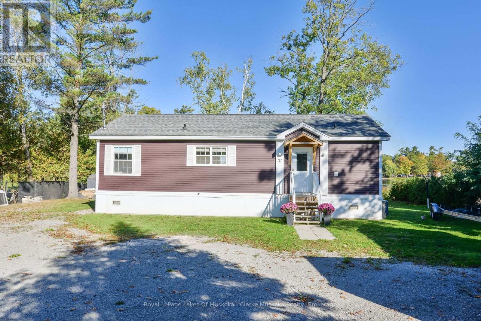 37 Mintens Lane, Georgian Bay, Ontario  L0K 1S0 - Photo 3 - X12450148