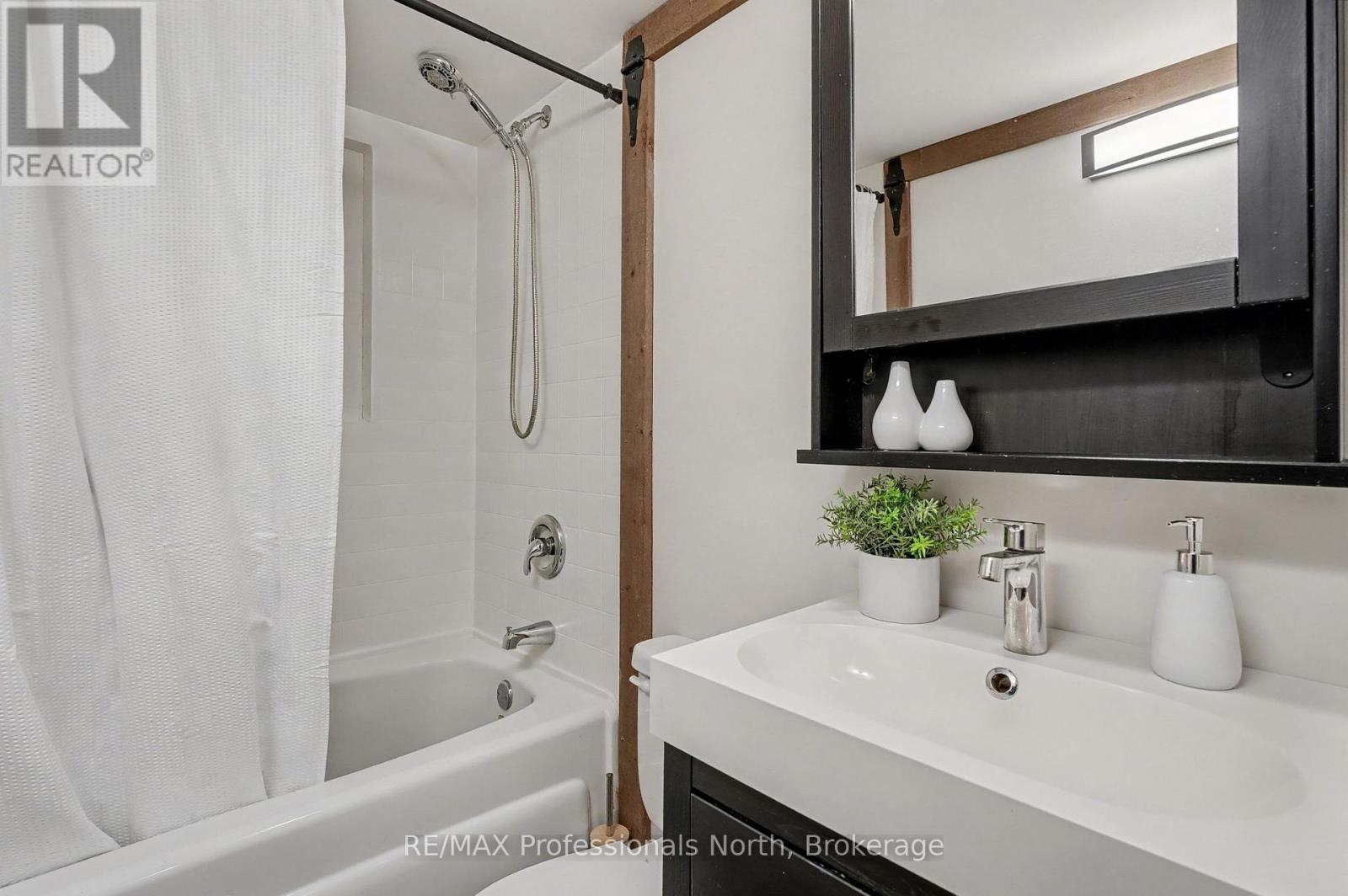 161 Quebec Street, Bracebridge, Ontario  P1L 1E3 - Photo 15 - X12457388