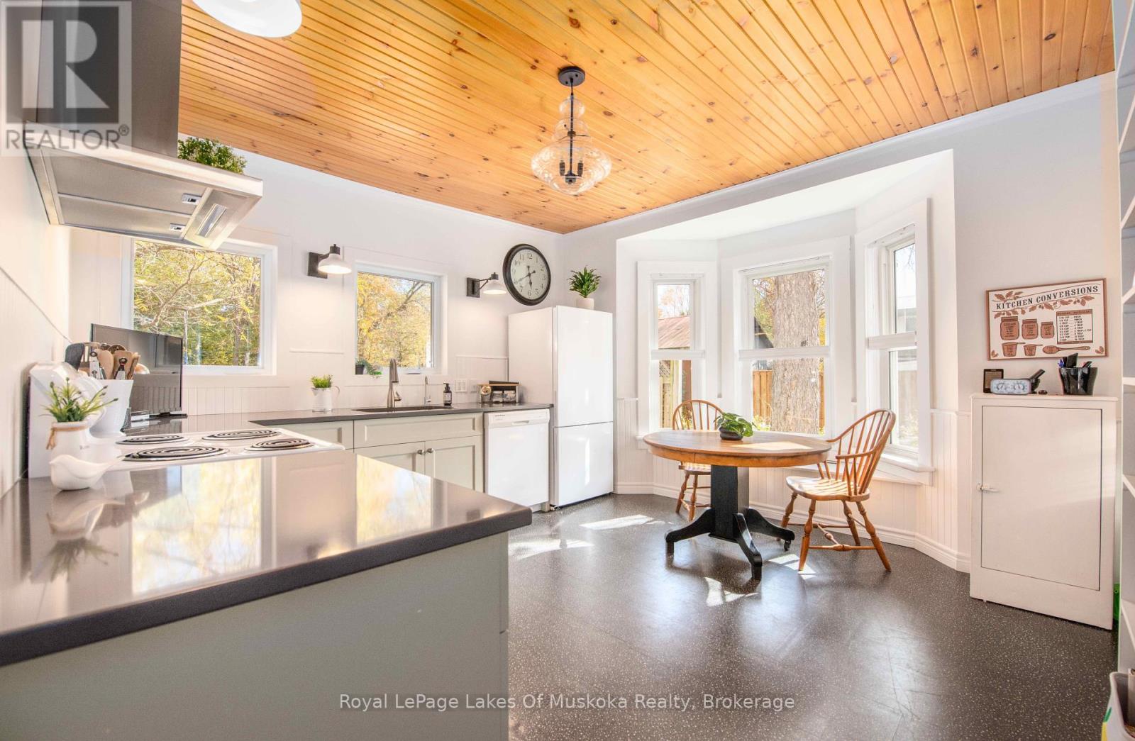 12 Elm Street, Huntsville, Ontario  P1H 1L1 - Photo 8 - X12465313