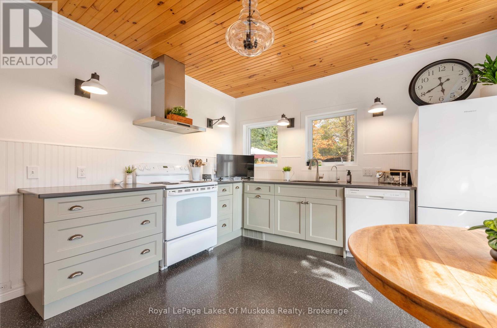 12 Elm Street, Huntsville, Ontario  P1H 1L1 - Photo 9 - X12465313