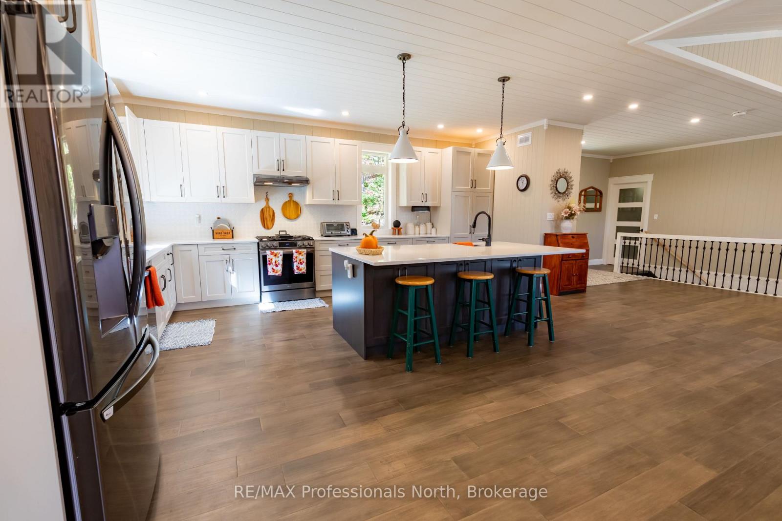 1203 Burlmarie Road, Lake Of Bays, Ontario  P0B 1A0 - Photo 7 - X12467511