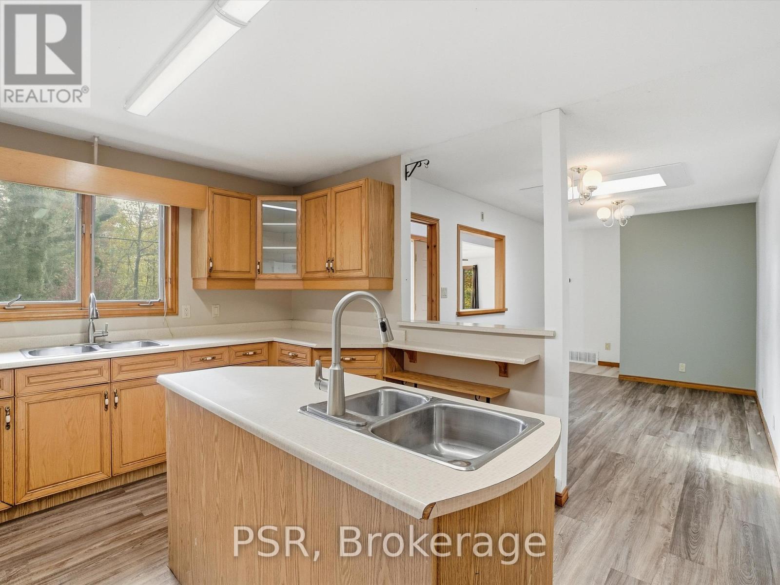 1016 Victoria Street, Muskoka Lakes, Ontario  L0K 1E0 - Photo 12 - X12468155