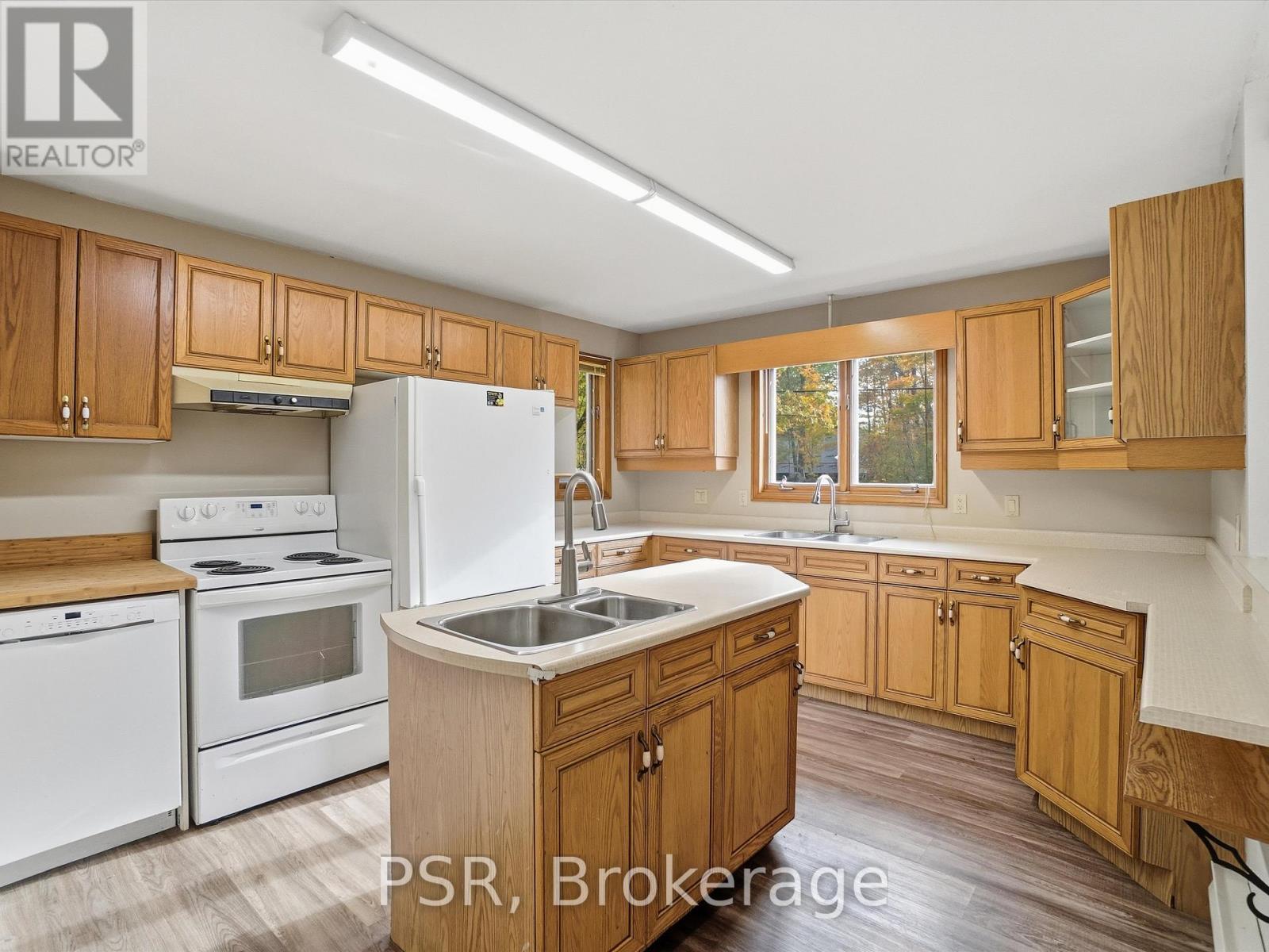 1016 Victoria Street, Muskoka Lakes, Ontario  L0K 1E0 - Photo 13 - X12468155