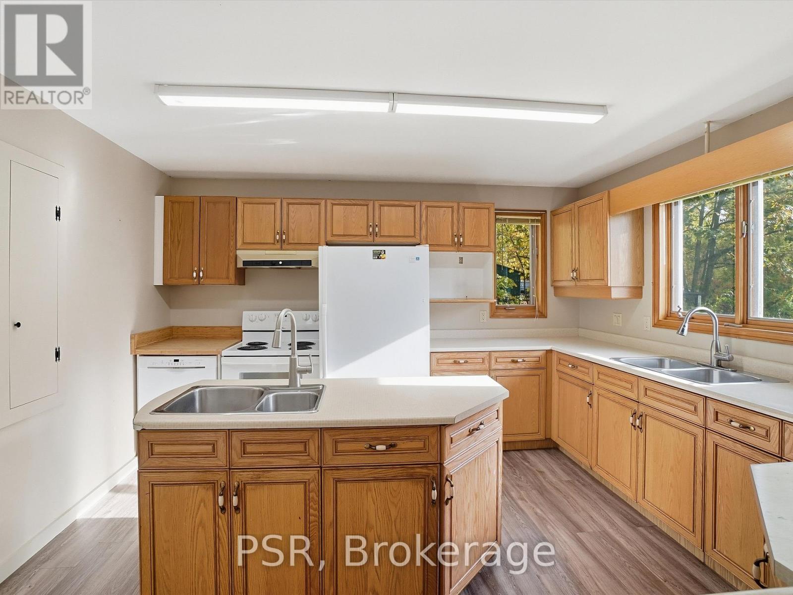 1016 Victoria Street, Muskoka Lakes, Ontario  L0K 1E0 - Photo 14 - X12468155