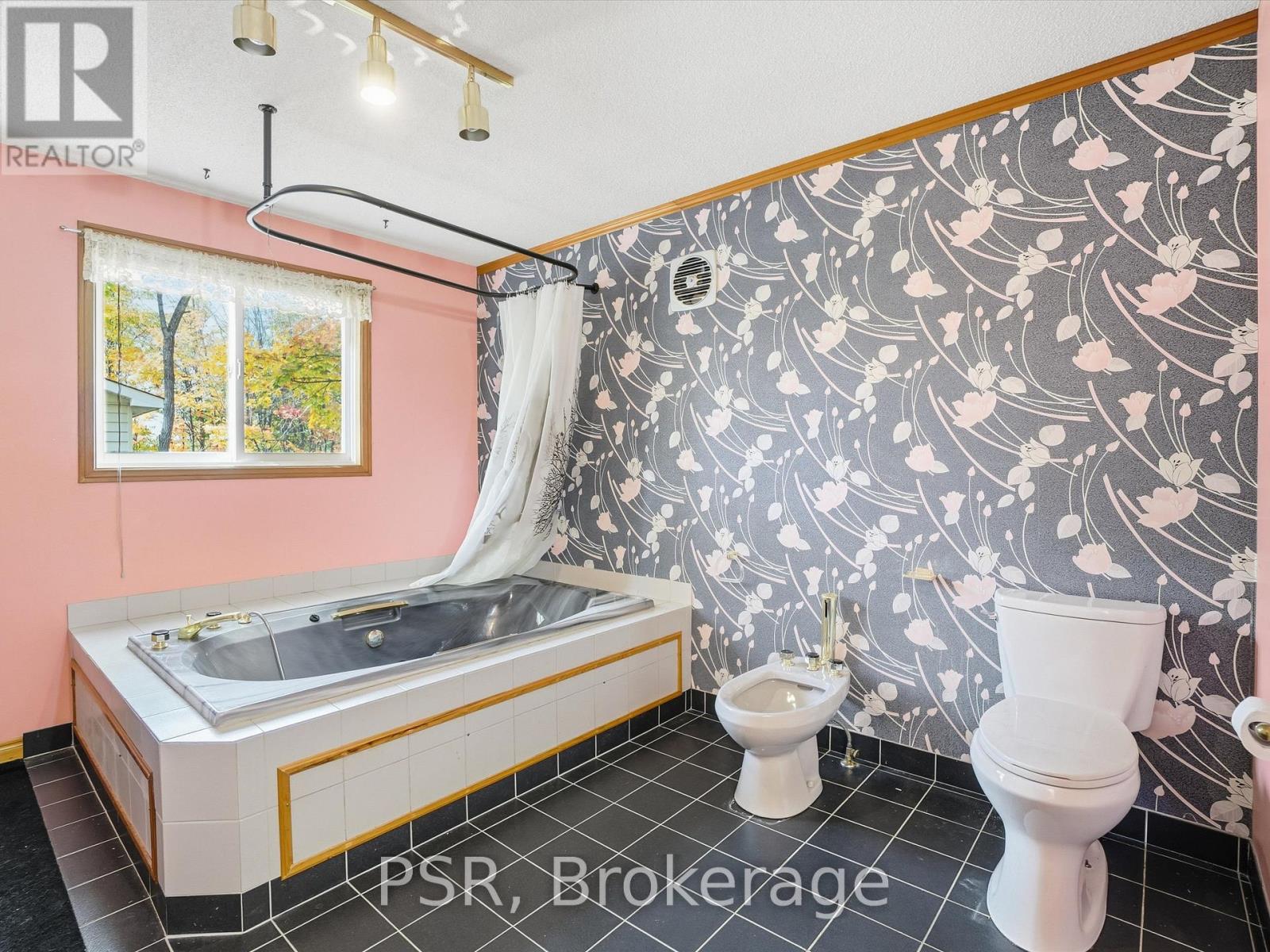 1016 Victoria Street, Muskoka Lakes, Ontario  L0K 1E0 - Photo 22 - X12468155