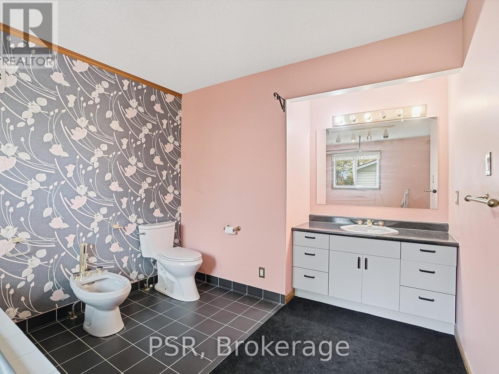 1016 Victoria Street, Muskoka Lakes, Ontario  L0K 1E0 - Photo 23 - X12468155