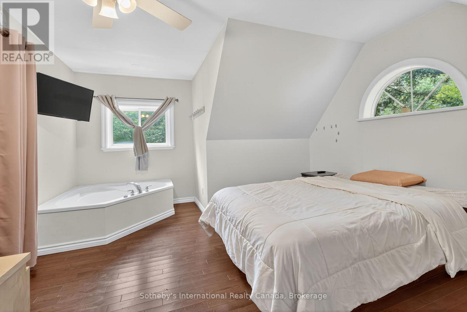 1132 Limberlost Road, Lake Of Bays, Ontario  P1H 2J6 - Photo 34 - X12468388