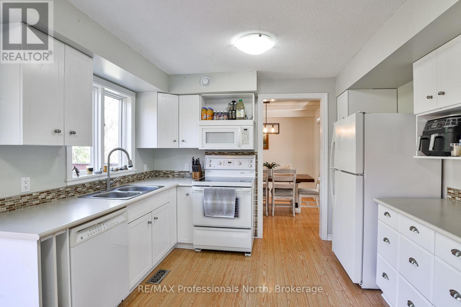 6 Lankin Avenue, Bracebridge, Ontario  P1L 1Y1 - Photo 3 - X12468911