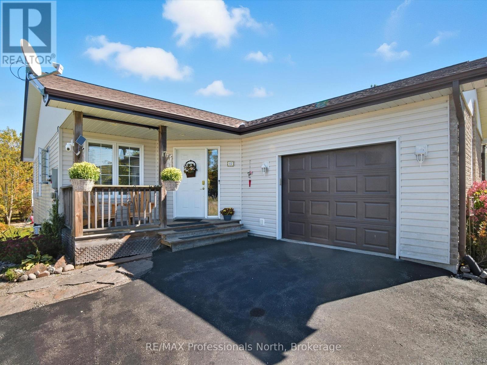 17 Keall Crescent, Bracebridge, Ontario  P1L 1Y4 - Photo 1 - X12471185