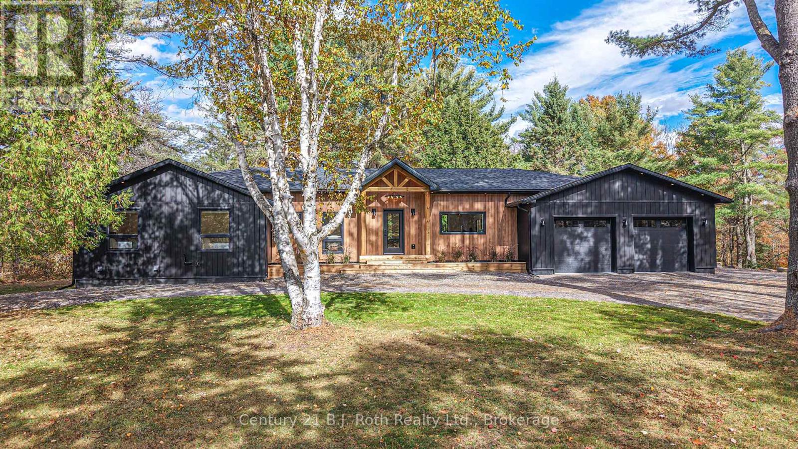 691 South Waseosa Lake Road, Huntsville, Ontario  P1H 2N5 - Photo 1 - X12473164