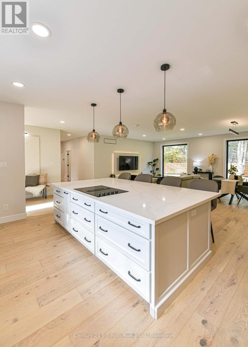 691 South Waseosa Lake Road, Huntsville, Ontario  P1H 2N5 - Photo 15 - X12473164