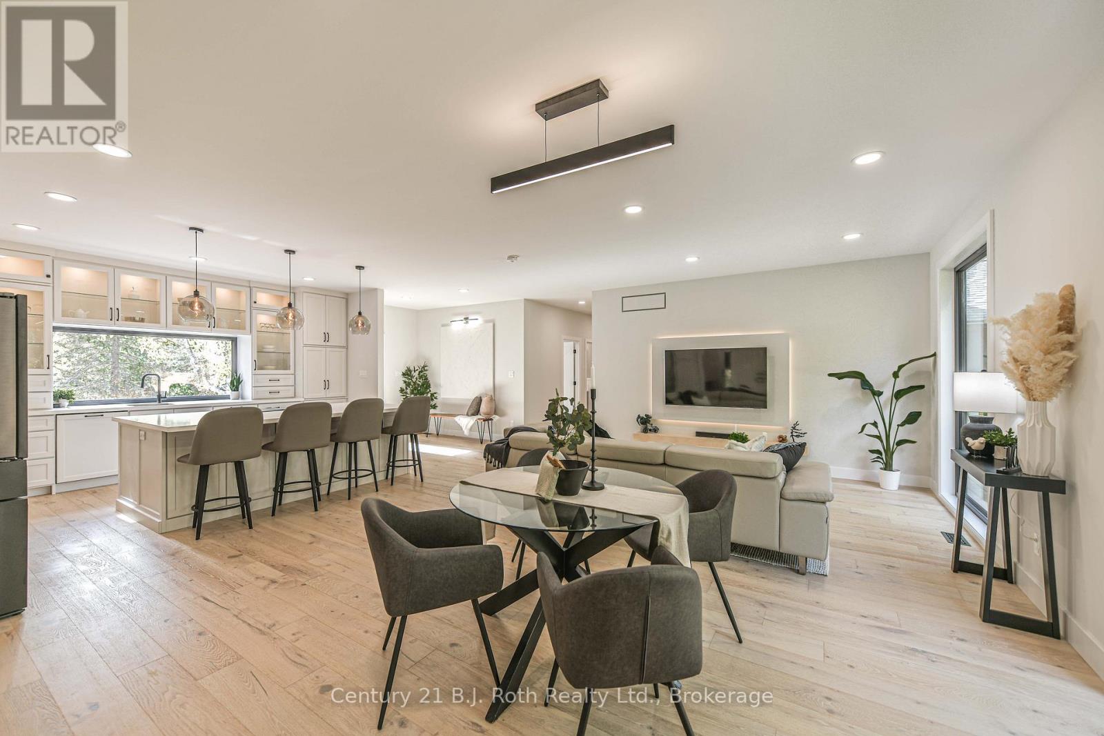 691 South Waseosa Lake Road, Huntsville, Ontario  P1H 2N5 - Photo 17 - X12473164