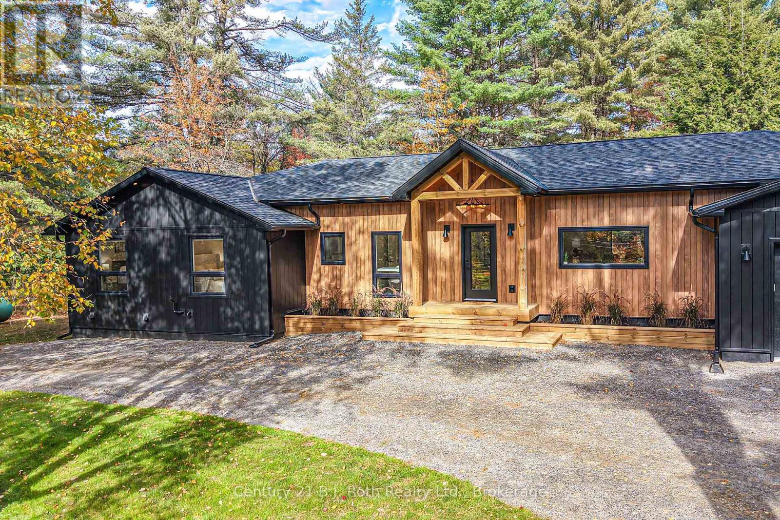 691 South Waseosa Lake Road, Huntsville, Ontario  P1H 2N5 - Photo 2 - X12473164