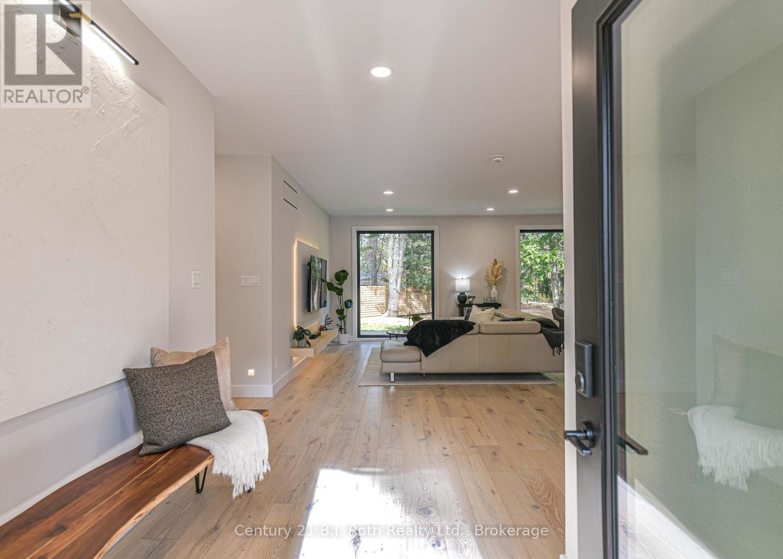 691 South Waseosa Lake Road, Huntsville, Ontario  P1H 2N5 - Photo 7 - X12473164