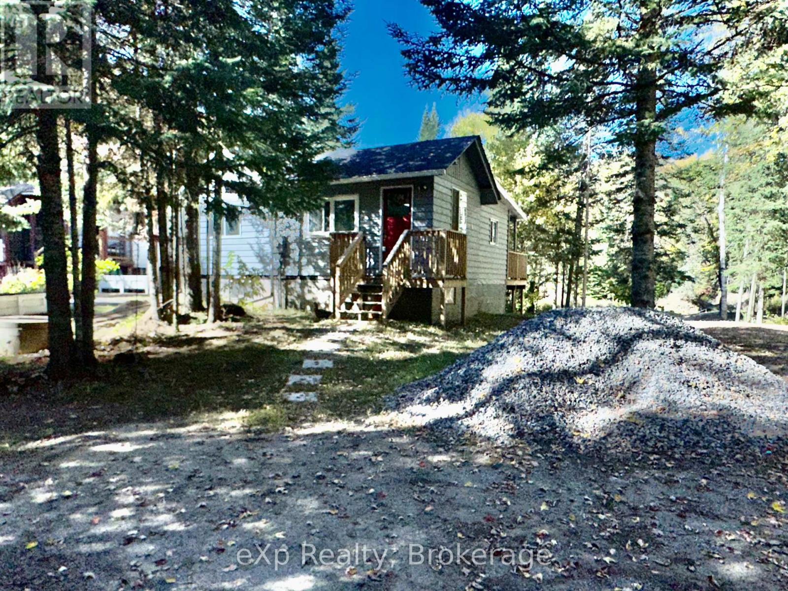 61 Robert Road W, Huntsville, Ontario  P1H 1L4 - Photo 2 - X12479184