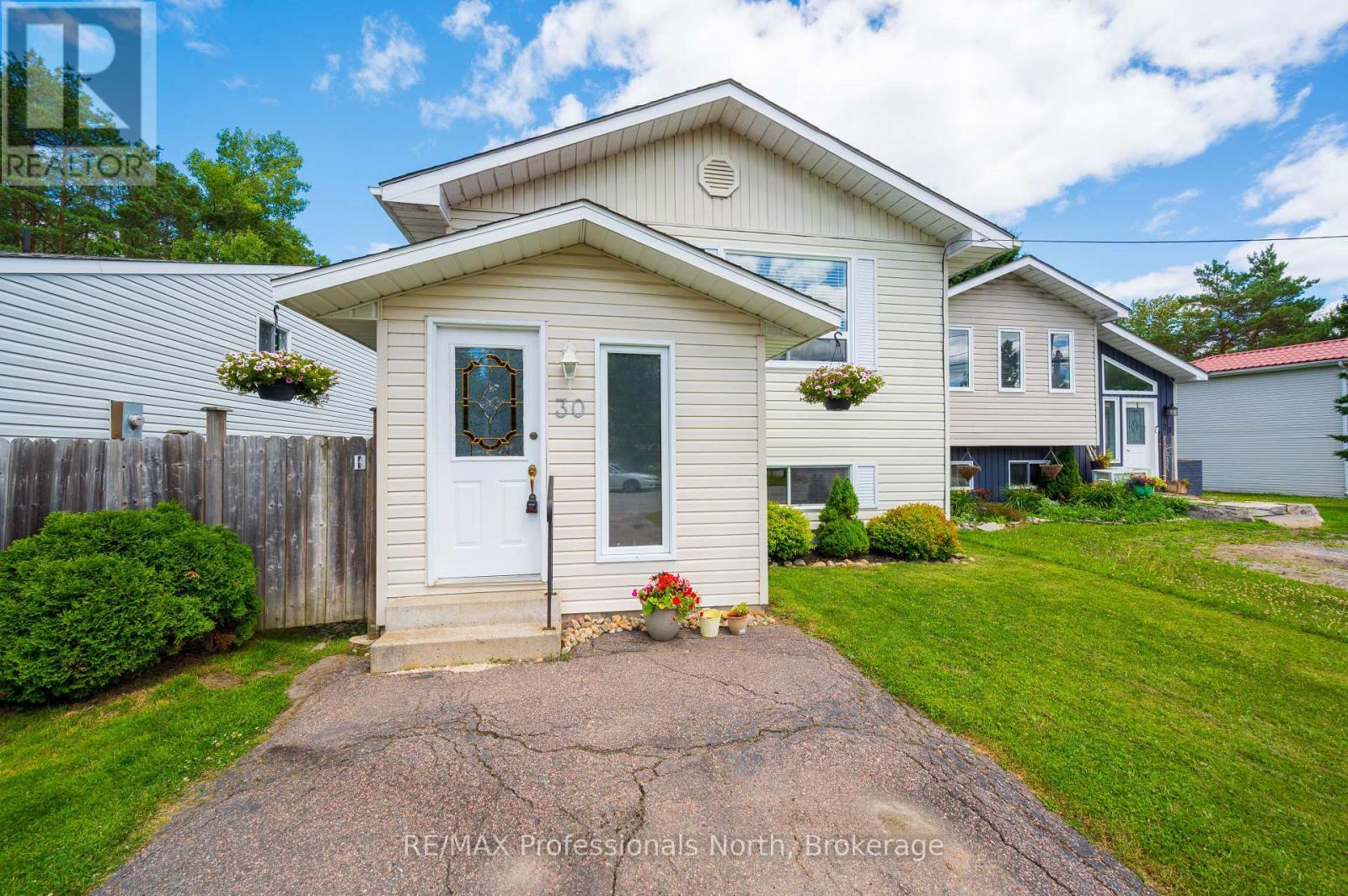 30 Sabrina Park Drive, Huntsville, Ontario  P1H 1L8 - Photo 1 - X12481787