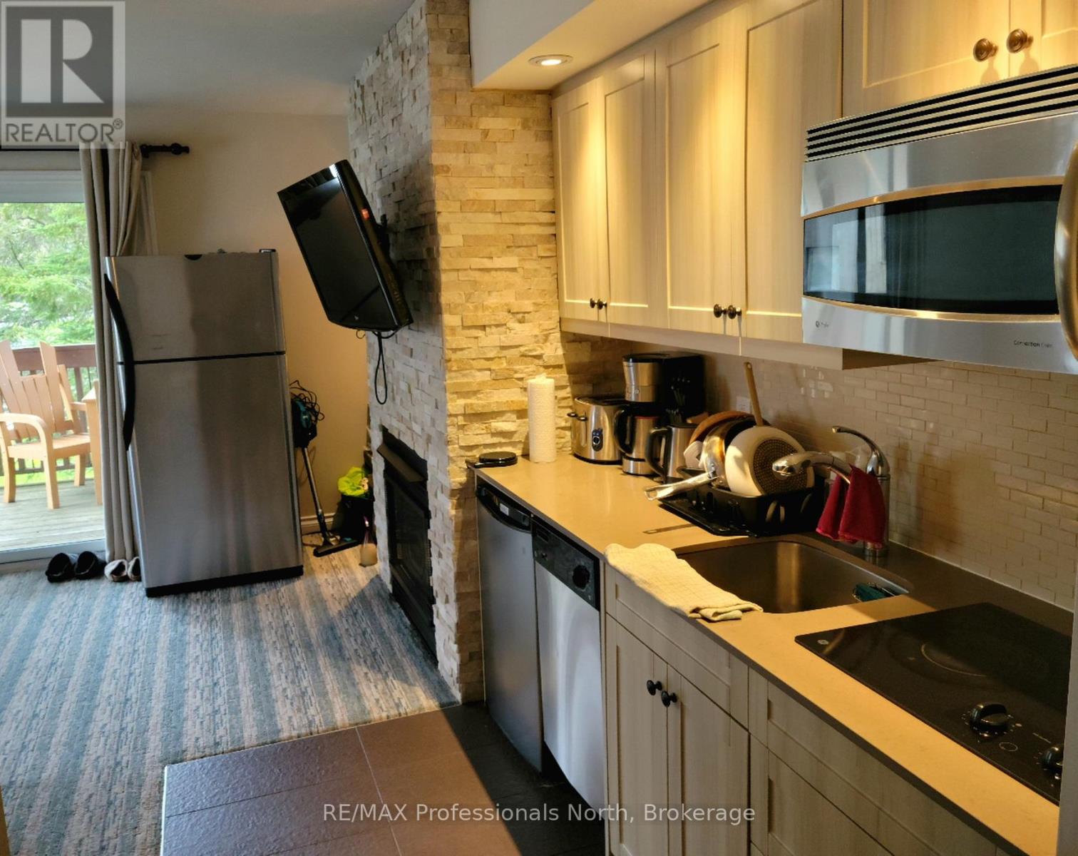 54-207 - 1235 Deerhurst Drive, Huntsville, Ontario  P1H 2E8 - Photo 2 - X12484834