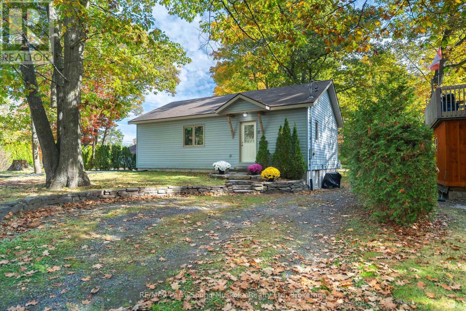 17 Adelaide Street, Parry Sound, Ontario  P2A 1H2 - Photo 1 - X12494584