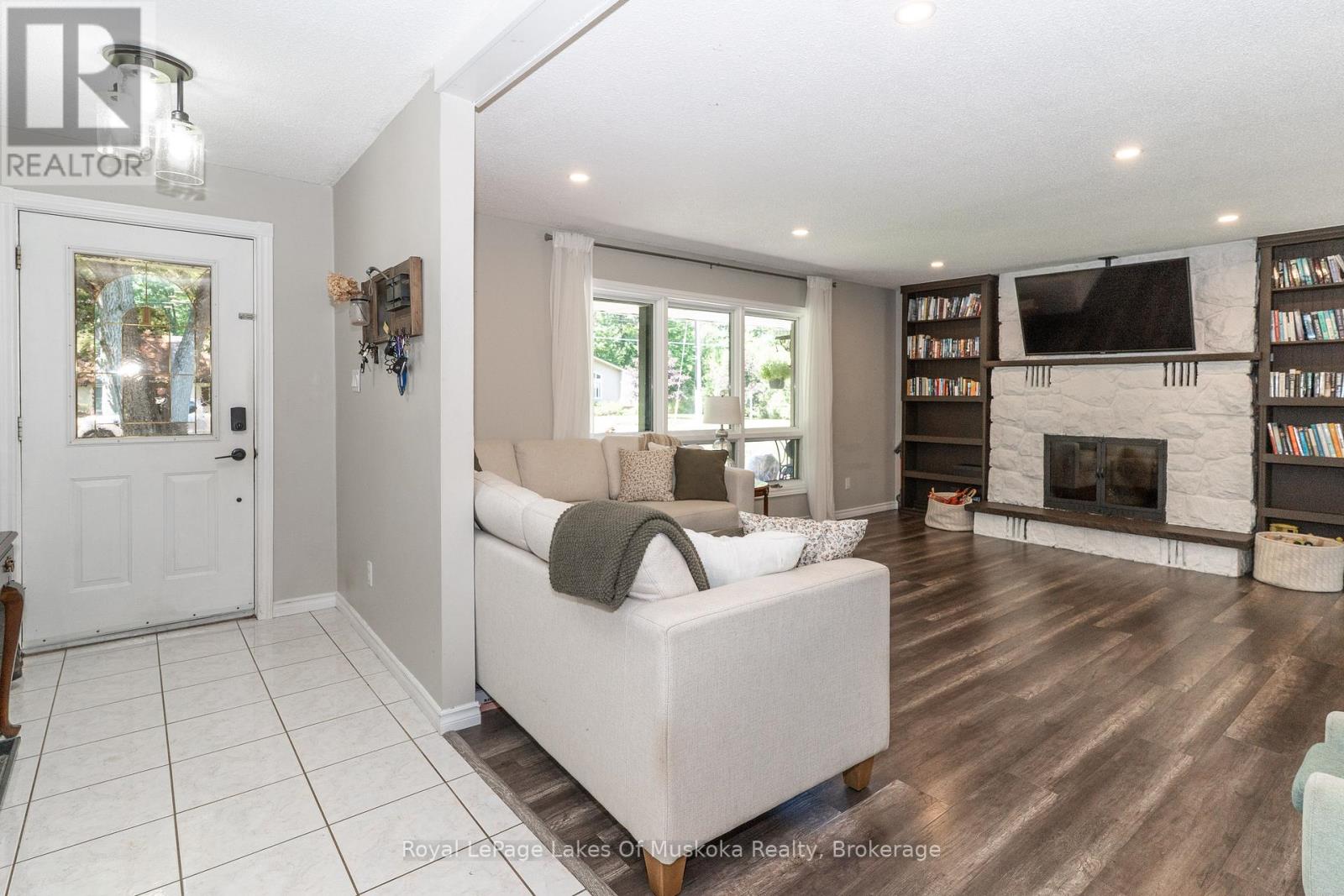 220 Alexander Street, Gravenhurst, Ontario  P1P 1A6 - Photo 3 - X12509744