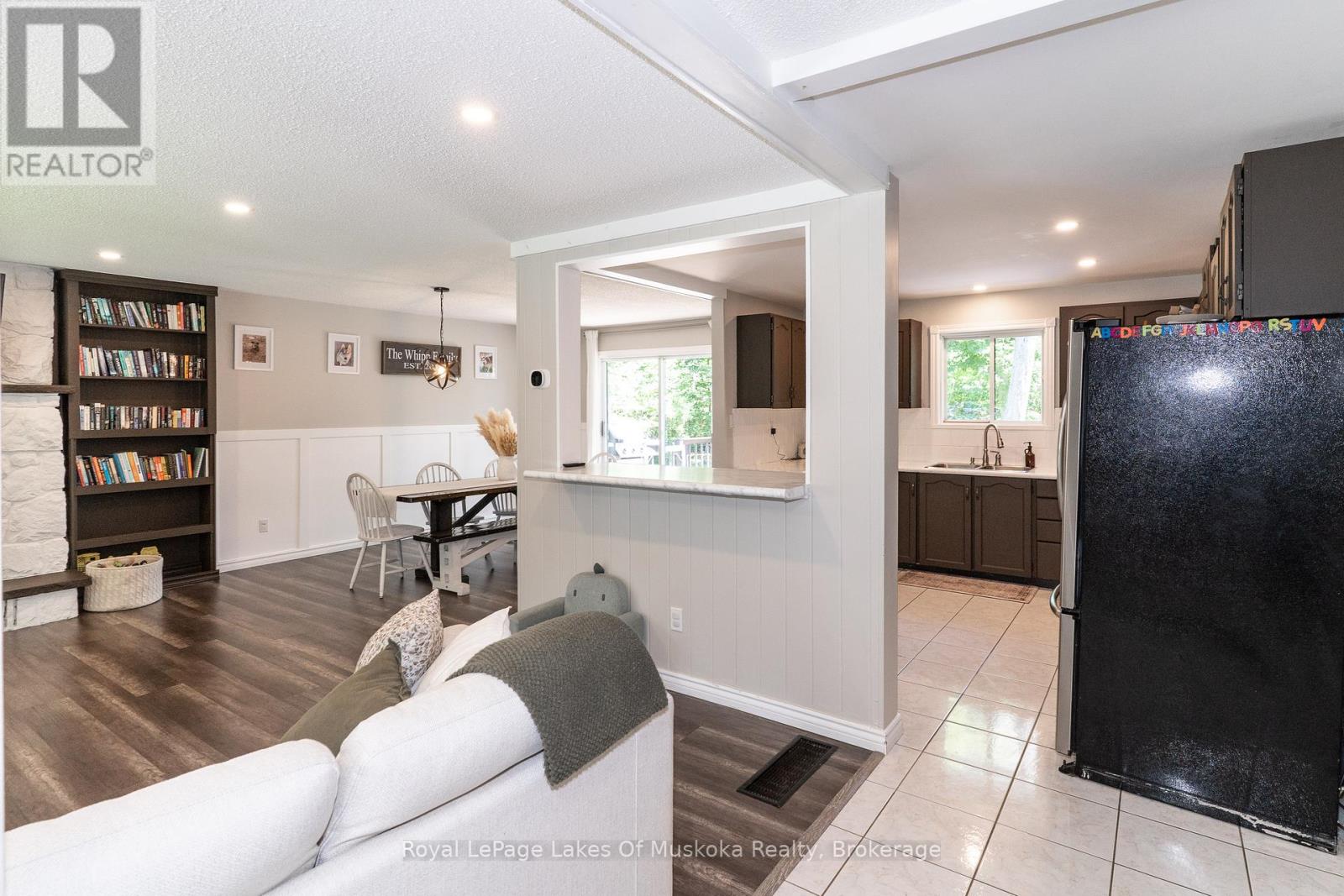 220 Alexander Street, Gravenhurst, Ontario  P1P 1A6 - Photo 4 - X12509744