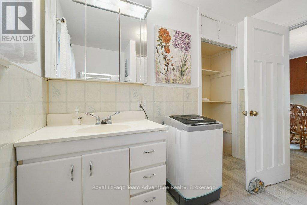 9 Hillcrest Avenue, Parry Sound, Ontario  P2A 1L5 - Photo 14 - X12518426