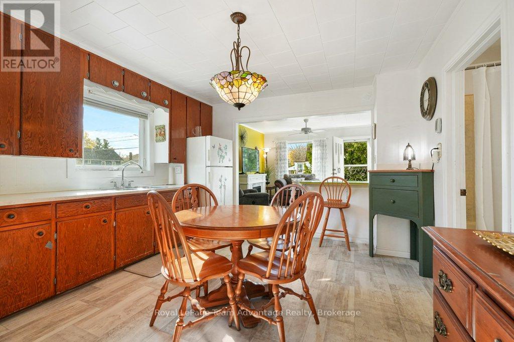 9 Hillcrest Avenue, Parry Sound, Ontario  P2A 1L5 - Photo 6 - X12518426