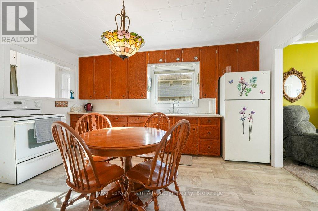 9 Hillcrest Avenue, Parry Sound, Ontario  P2A 1L5 - Photo 7 - X12518426