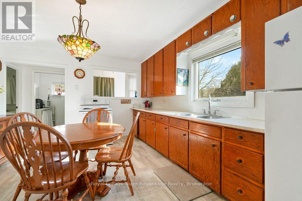 9 Hillcrest Avenue, Parry Sound, Ontario  P2A 1L5 - Photo 8 - X12518426