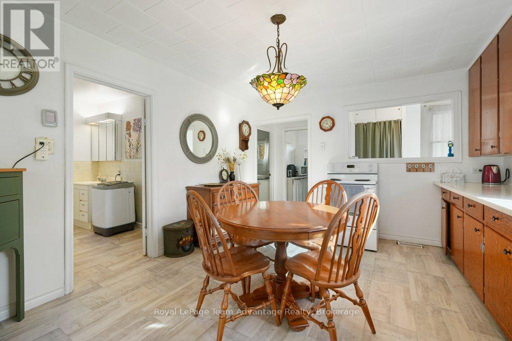 9 Hillcrest Avenue, Parry Sound, Ontario  P2A 1L5 - Photo 9 - X12518426