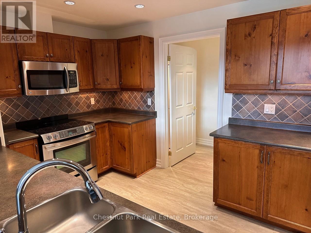 601 - 110 Steamship Bay Road, Gravenhurst, Ontario  P1P 1Z9 - Photo 11 - X12545854