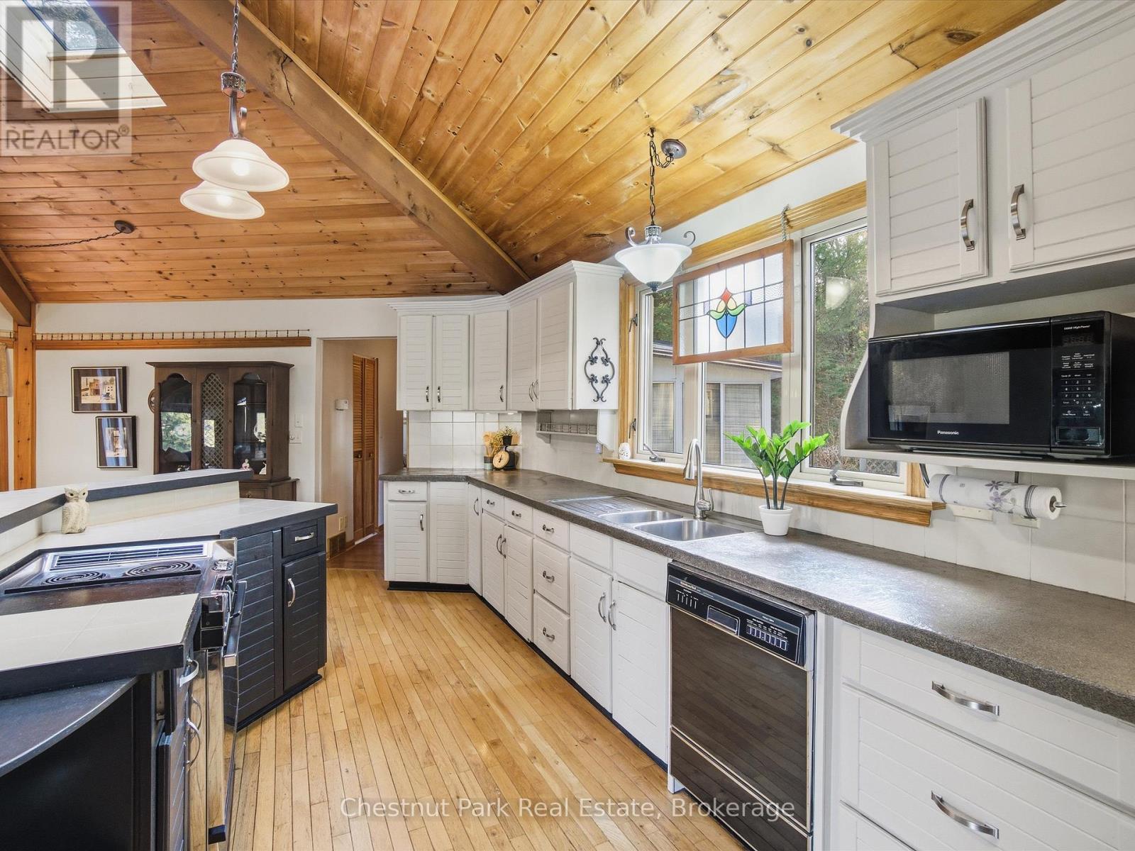 1077 Fairy Falls Road, Lake Of Bays, Ontario  P0B 1A0 - Photo 23 - X12570792