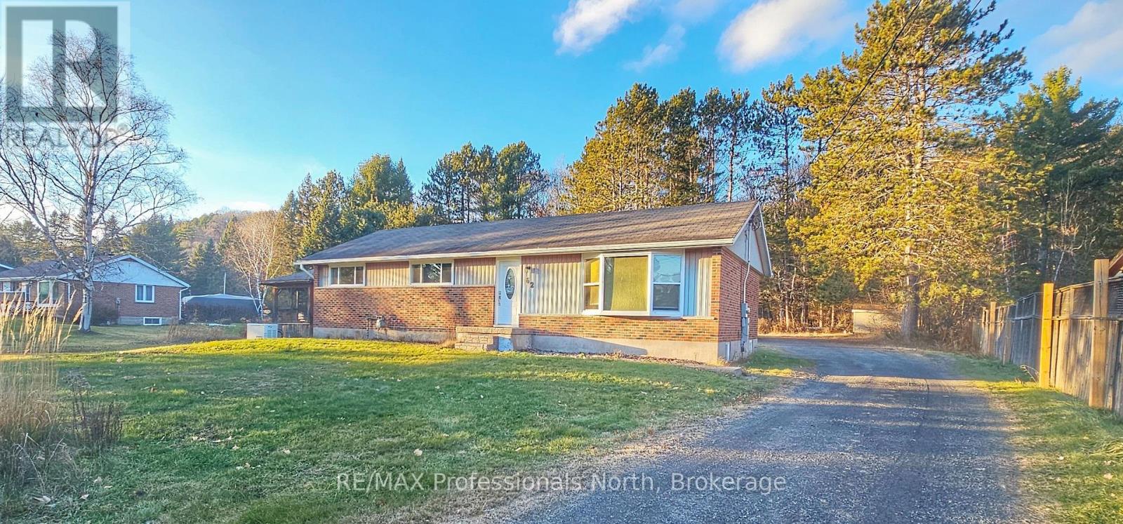 62 Riverside Drive, Huntsville, Ontario  P1H 1R6 - Photo 1 - X12573816