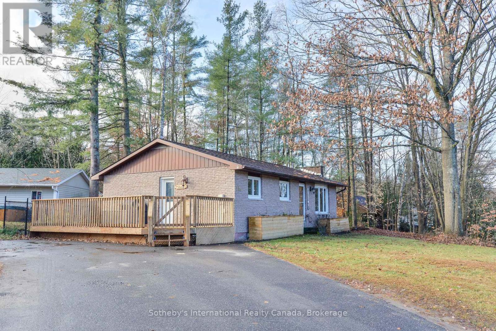 115 Segwun Boulevard, Gravenhurst, Ontario  P1P 1C5 - Photo 2 - X12574536
