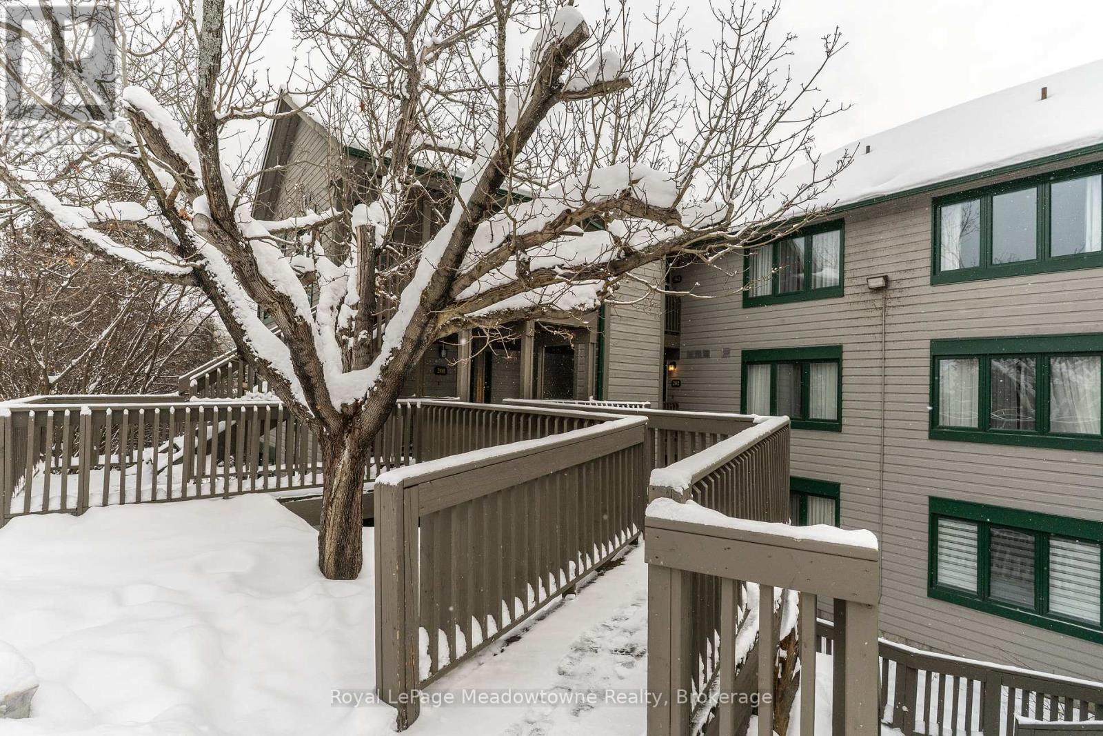 301 - 34 Deerhurst Greens Road, Huntsville, Ontario  P1H 1A9 - Photo 3 - X12612096