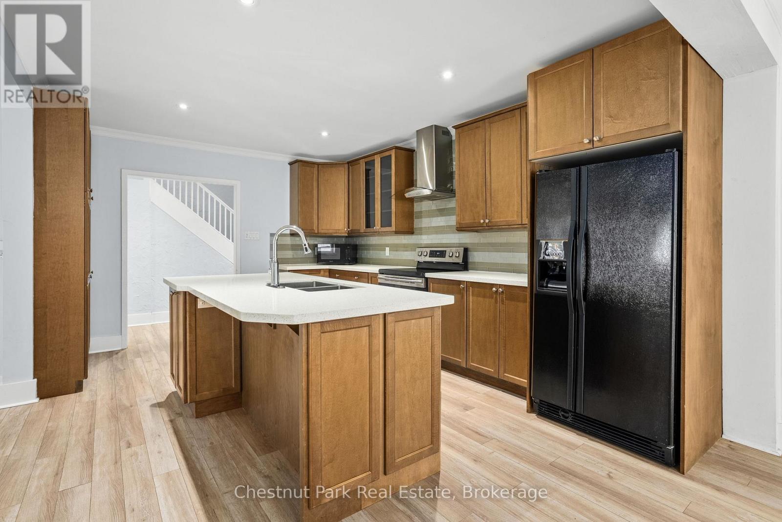 615 Bay Street, Gravenhurst, Ontario  P1P 1G8 - Photo 15 - X12629788