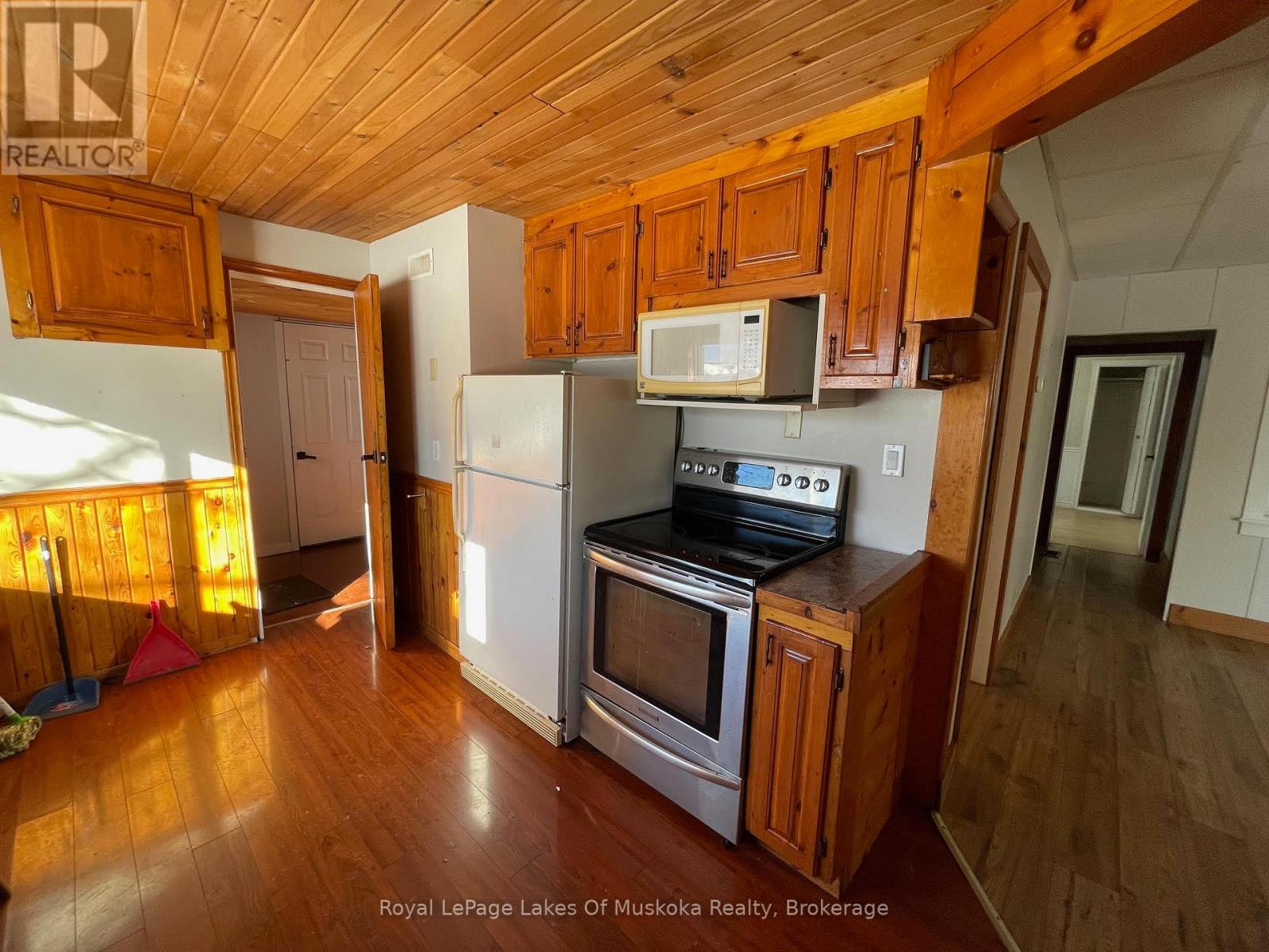 560 John Street N, Gravenhurst, Ontario  P1P 1G2 - Photo 5 - X12630564