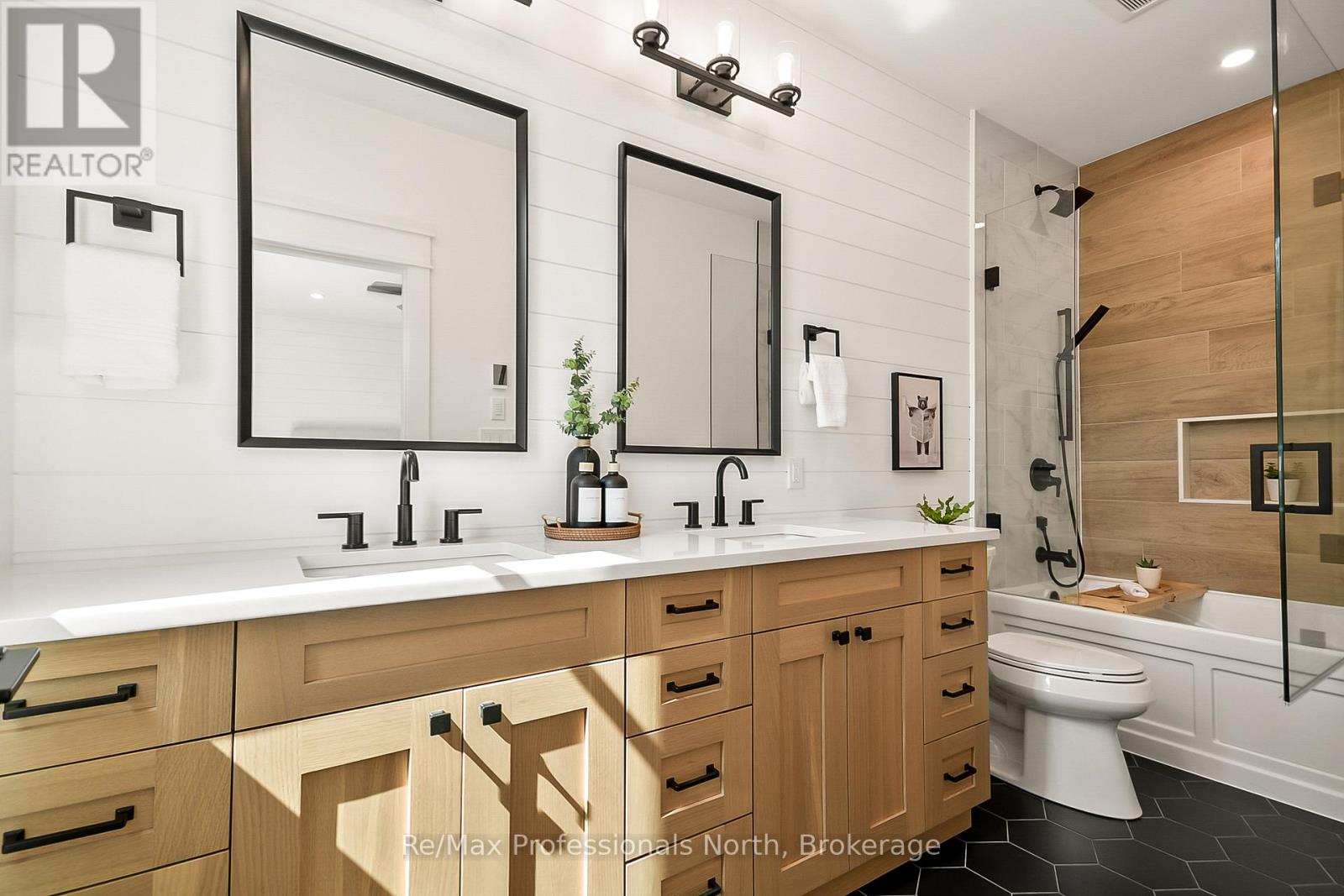 1054 Brydons Bay Road, Gravenhurst, Ontario  P1P 1R1 - Photo 18 - X12699758