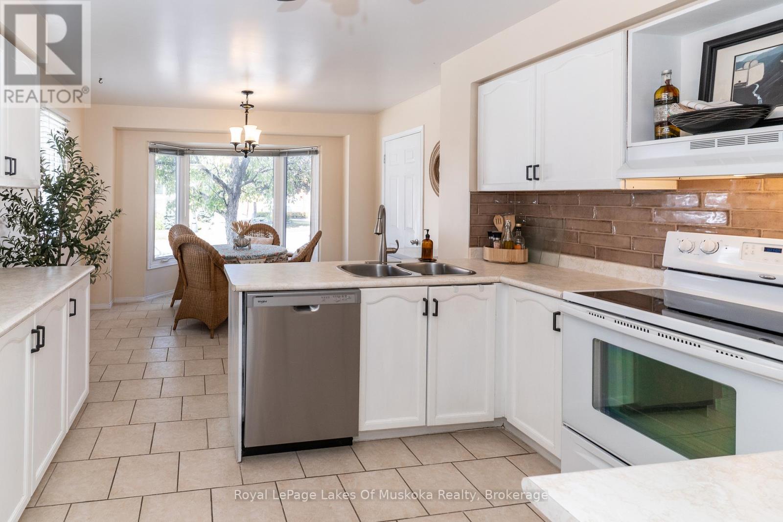 50 Shoreline Drive, Bracebridge, Ontario  P1L 1Z4 - Photo 11 - X12715550