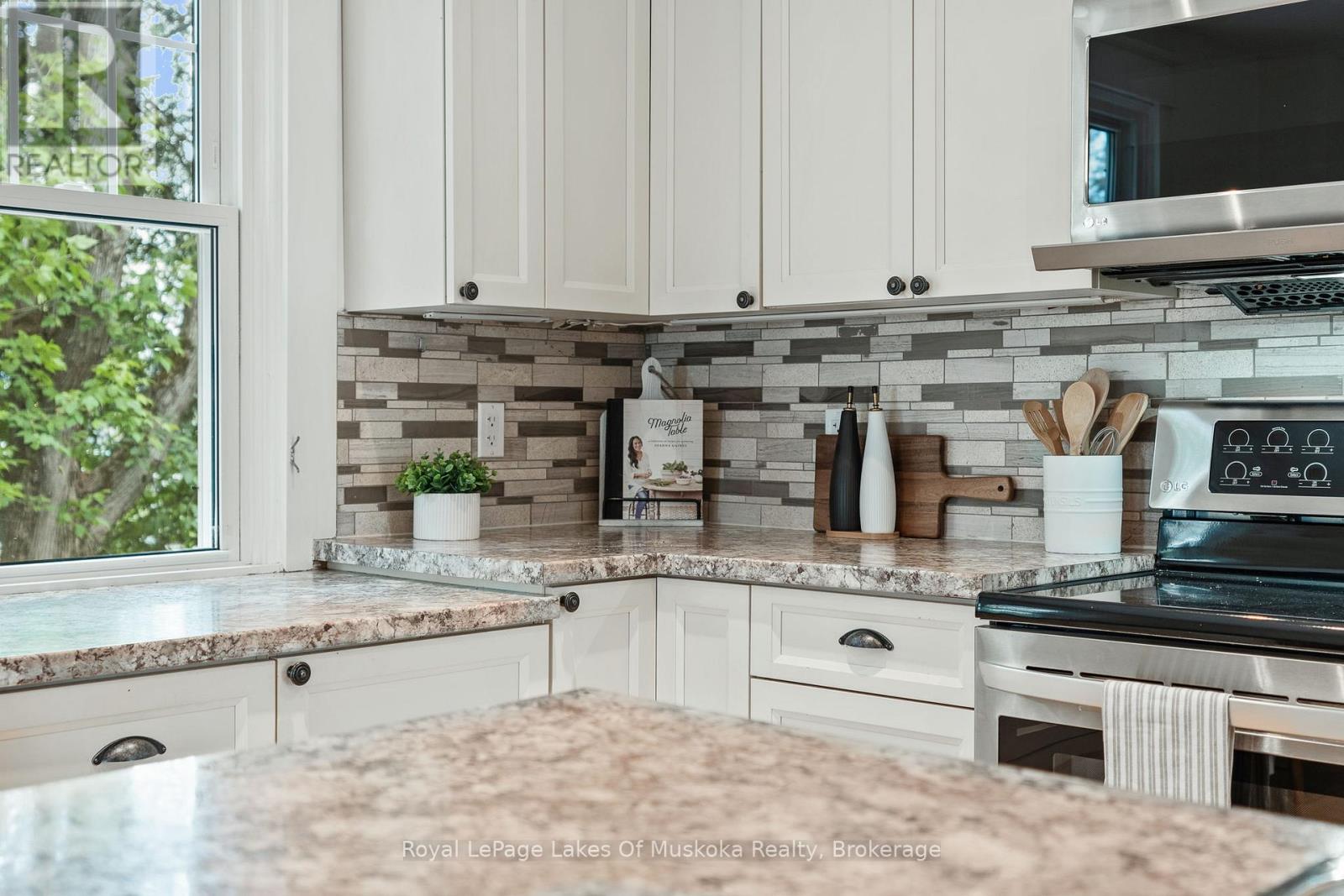 8 North Road, Lake Of Bays, Ontario  P0B 1A0 - Photo 12 - X12735404