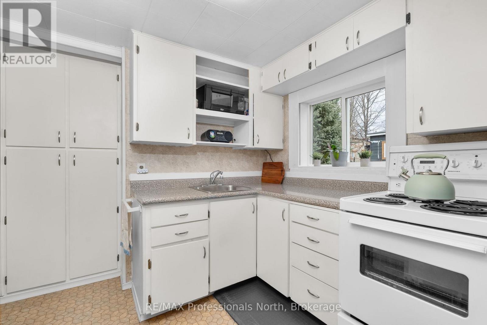 18 George Street, Huntsville, Ontario  P1H 1T9 - Photo 11 - X12789308