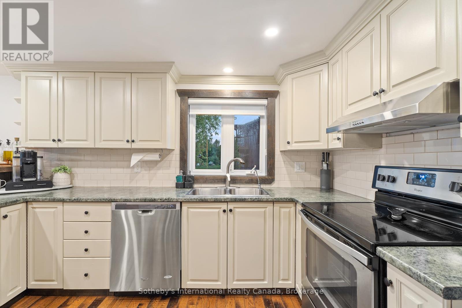 1111 Maplehurst Drive, Lake Of Bays, Ontario  P1H 2J6 - Photo 11 - X12799712