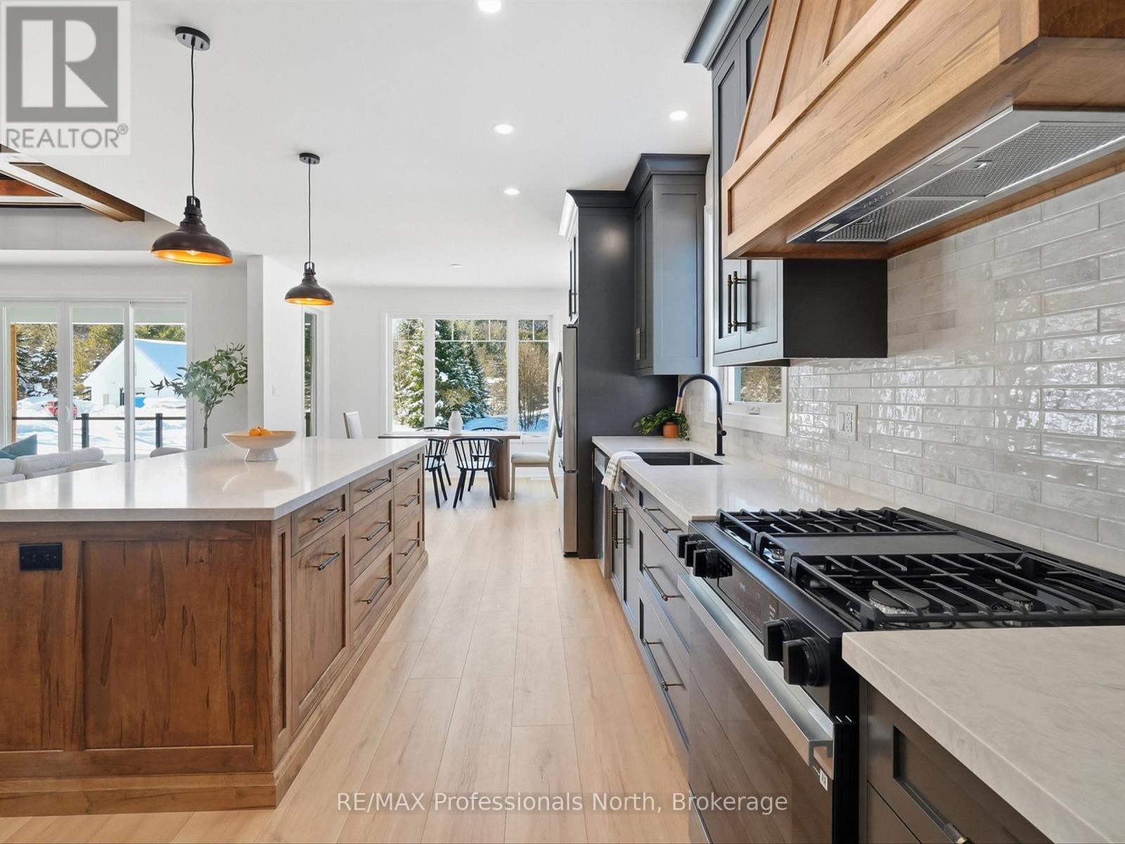 11 Clarkes Lane, Huntsville, Ontario  P0B 1M0 - Photo 11 - X12823074