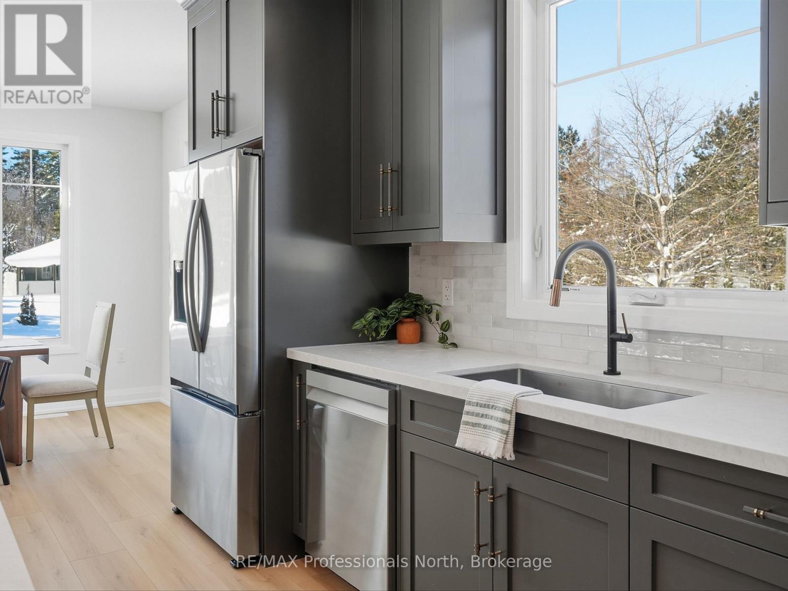 11 Clarkes Lane, Huntsville, Ontario  P0B 1M0 - Photo 8 - X12823074