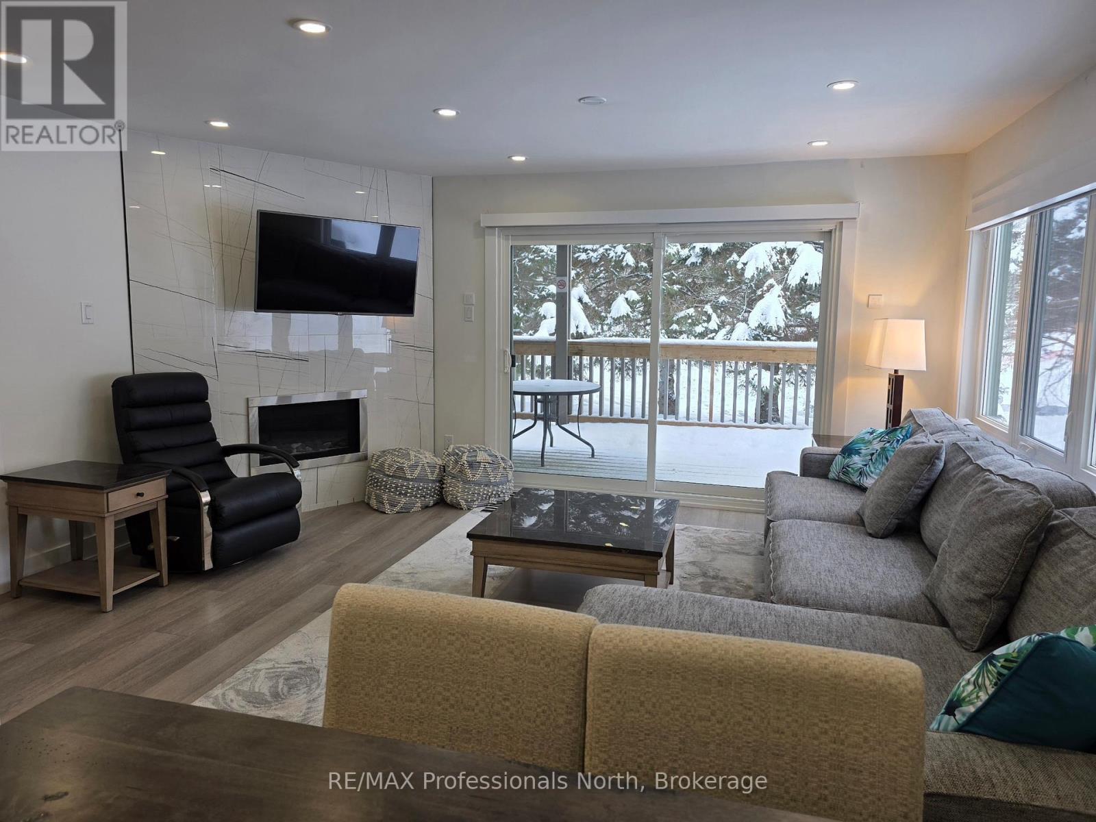 105 - 32 Deerhurst Greens Drive, Huntsville, Ontario  P1H 2E8 - Photo 1 - X12828664