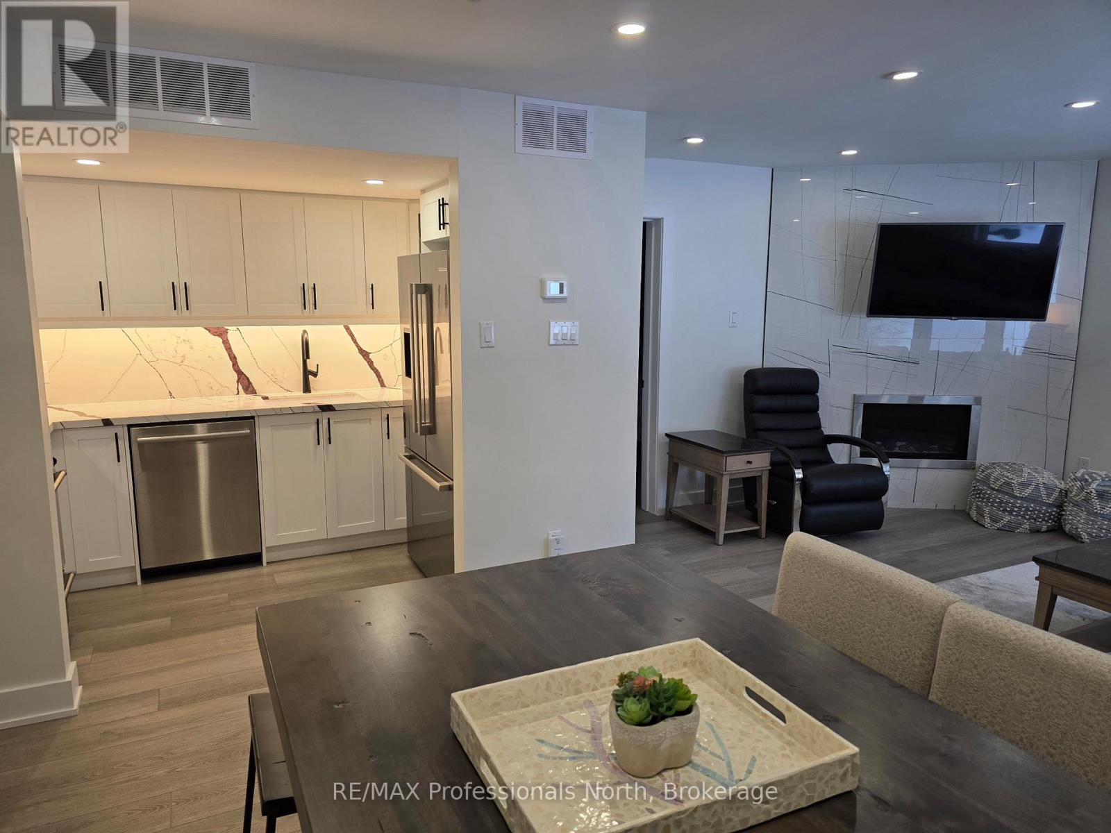 105 - 32 Deerhurst Greens Drive, Huntsville, Ontario  P1H 2E8 - Photo 3 - X12828664