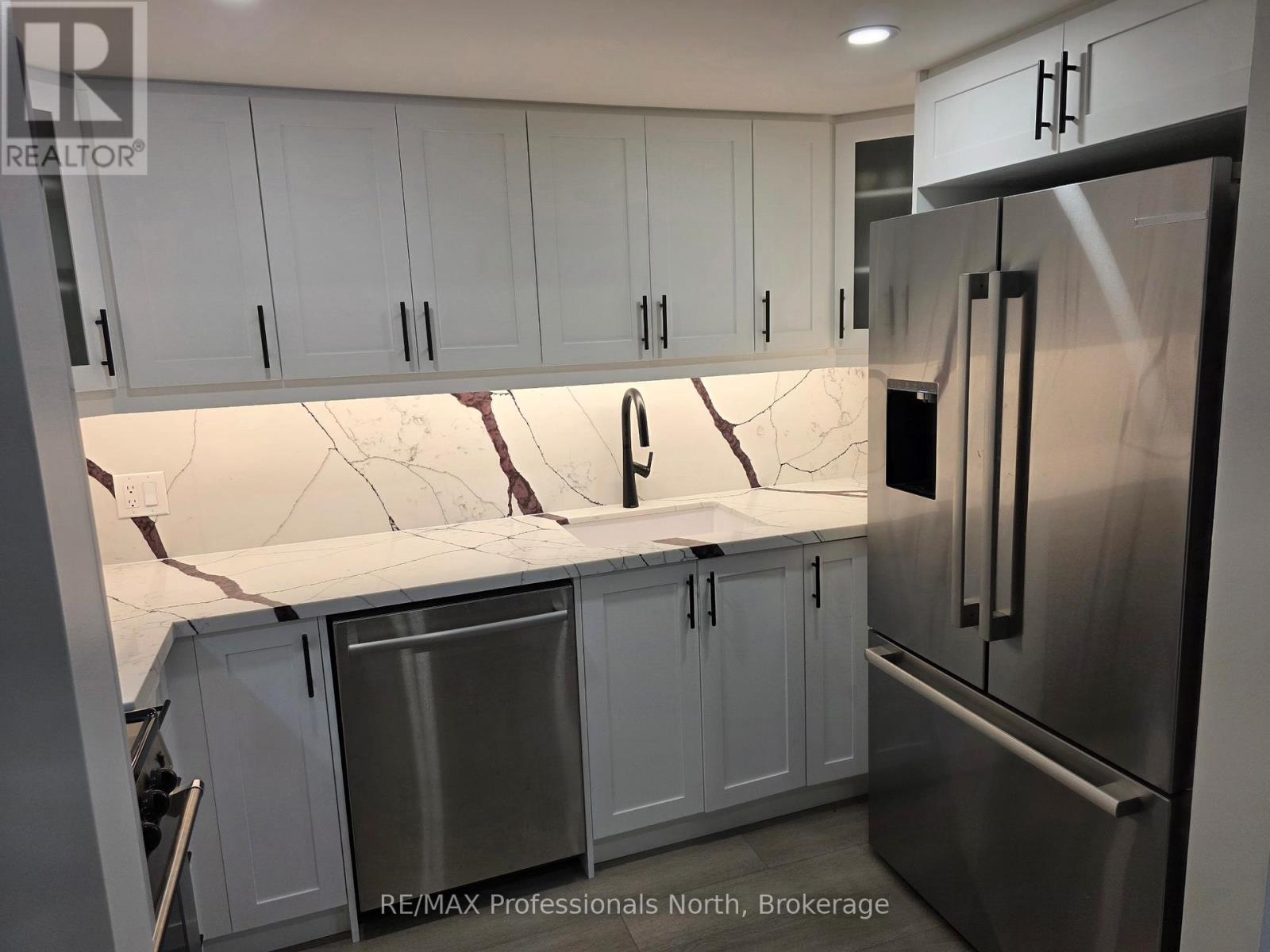 105 - 32 Deerhurst Greens Drive, Huntsville, Ontario  P1H 2E8 - Photo 4 - X12828664