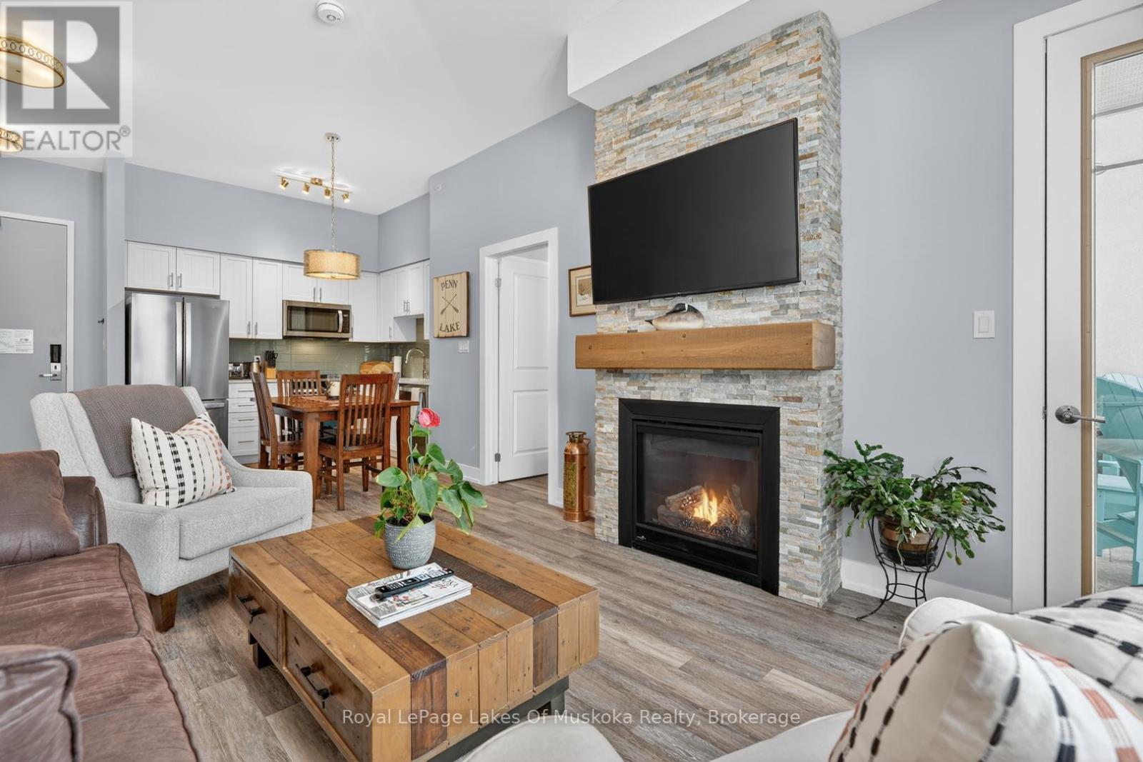 102 - 25 Pen Lake Point Road, Huntsville, Ontario  P1H 1A9 - Photo 1 - X12831966