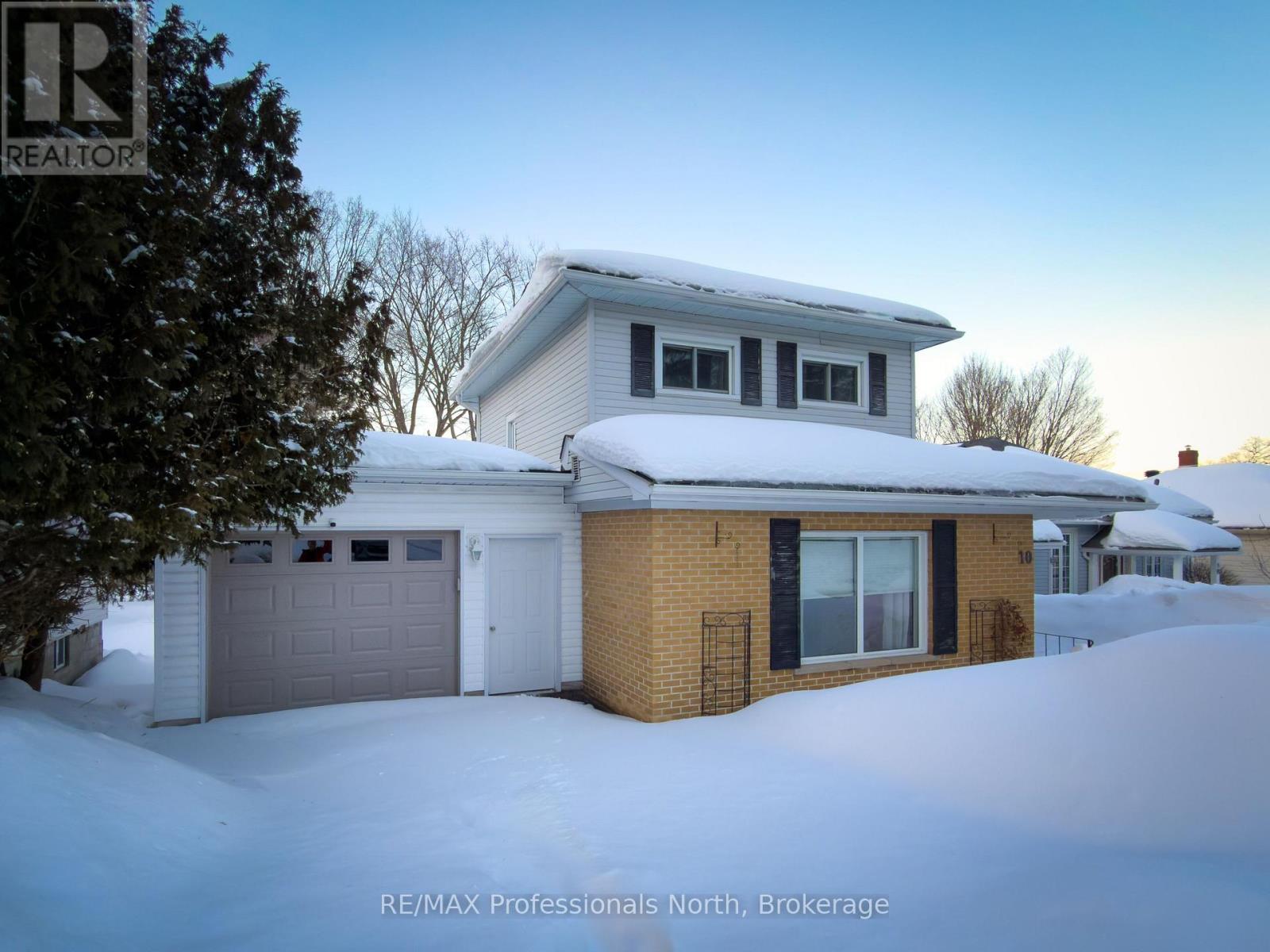 10 Florence Street W, Huntsville, Ontario  P1H 1T2 - Photo 1 - X12836470