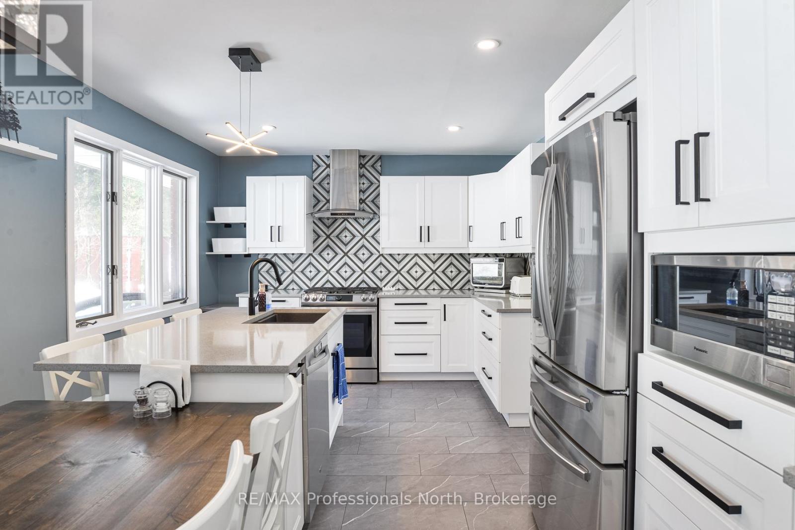 240 Oriole Crescent, Gravenhurst, Ontario  P1P 1C6 - Photo 1 - X12845834