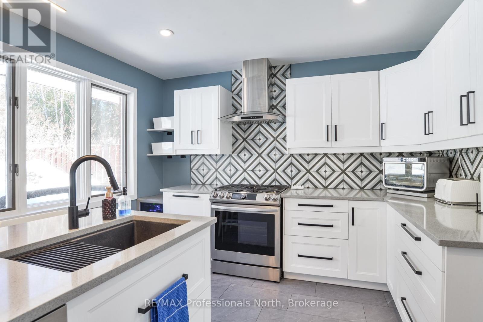 240 Oriole Crescent, Gravenhurst, Ontario  P1P 1C6 - Photo 7 - X12845834